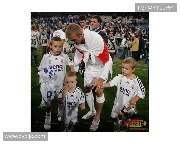 足球球星下飞机如走秀般耀眼登场引爆机场全场关注